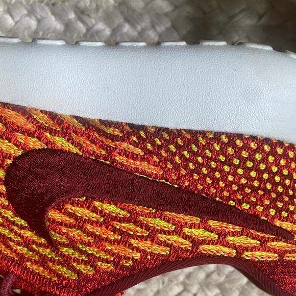 Nike Women’s Roshe One Flyknit running shoe - Picture 6 of 7